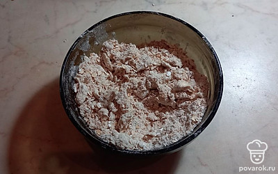 Смешайте в чашке овсяные хлопья, сахар, корицу, муку, нарезанное сливочное масло и сделайте руками крошку.