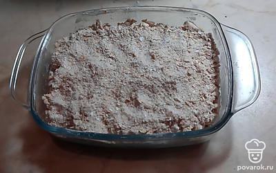 Выложите крошку поверх яблочных долек.