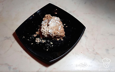 Подавайте порционно, посыпав сахарной пудрой.