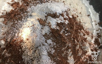 Соединить сухие ингредиенты для теста: мука 200г, разрыхлитель 1 ч.л., какао 1 ст.л. Перемешать. 