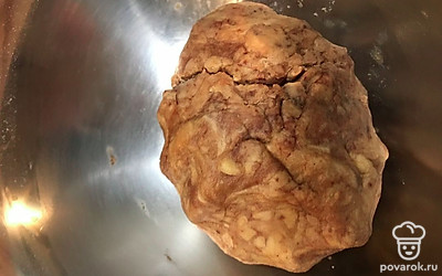 Добавить к сухим ингредиентам растопленное масло и сметану 2 ст.л., тщательно перемешать. Тесто должно получиться мягким и пластичным. Сформировать шарик.