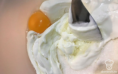 Для приготовления начинки нужно соединить в миске яйцо, сахар 100г., сметану 200г., муку 2 ст.л. Тщательно все перемешать. 