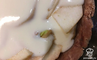 Распределить по форме тесто, сверху выложить яблоки и затем залить начинкой. 