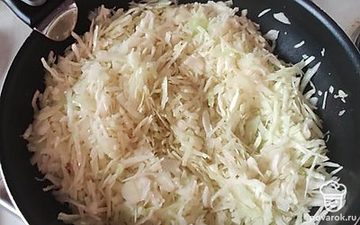 Берём 1 кочан средней величины, мелко нарезаем. Обжариваем на масле до готовности, солим по вкусу.