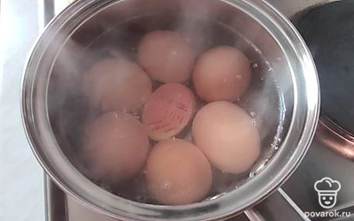 Отвариваем 6 яиц вкрутую.