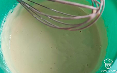 Параллельно готовим тесто: 3 яйца, 3 столовые ложки растительного масла, соль, 1,5 стакана кефира взбиваем, добавляем 1,5 стакана муки и разрыхлитель. Тесто должно получиться жидким.