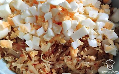 Яйца мелко нарезаем, соединяем с капустой и остужаем.