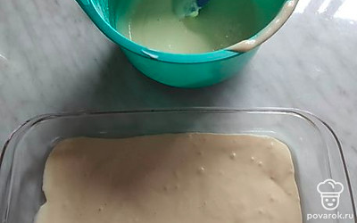 Делим тесто на 2 части. Первую заливаем в смазанную маслом форму. 