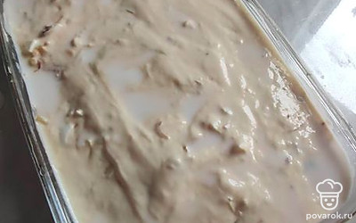 Затем выкладываем слой капусты с яйцом. Следом оставшееся тесто. Для того, чтобы получилась красивая корочка, нужно спрыснуть пирог молоком (так как жидкое тесто, яйцом покрыть пирог сложно). Ставим пирог в разогретую духовку до 180 градусов на 50 минут. Проверяем готовность зубочисткой.