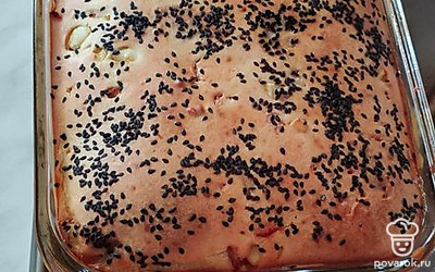 Очень вкусная корочка получается, если поверх сырого теста покрыть пирог кунжутом. У меня был черный!