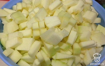 Кабачки помойте, очистите от кожуры, уберите семена. Нарежьте кубиком.