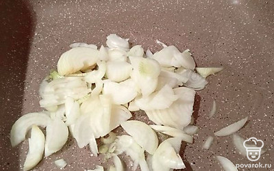 Лук нарежьте полукольцами. На сковороду налейте растительное масло. Выложите лук.