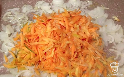 Морковь натрите на крупной терке. Добавьте к луку и обжарьте до золотистого цвета, помешивая.