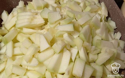 Добавьте кабачки, тушите под крышкой 1 час, постоянно помешивая (или пока не испарится лишняя жидкость).