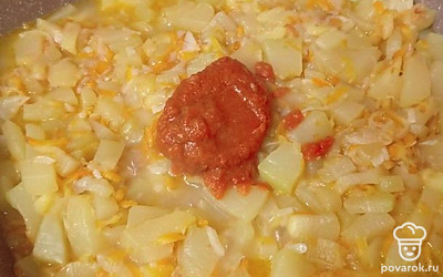 Добавьте томатную пасту.