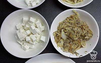Брынзу нарезаем, лук обжариваем с укропом на масле до золотистости.