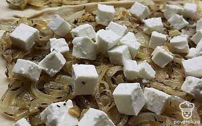 Раскатываем тесто, кладем лук и сверху брынзу. Ставим в разогретую духовку до 200 градусов на 25 минут.