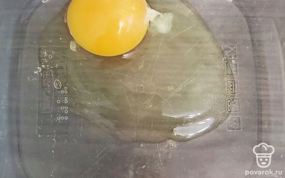 В миску для микроволновки разбить яйцо.