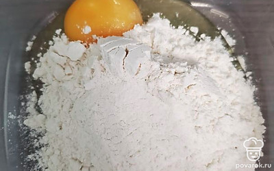 Добавить муку. 