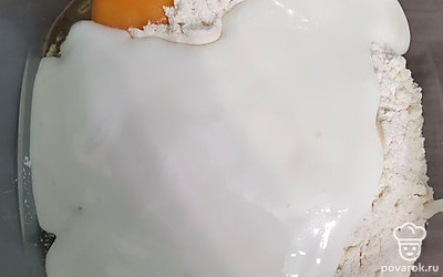 Добавить кефир. 