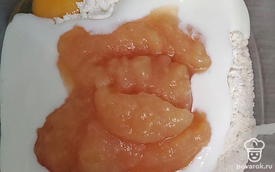 От яблока отрезать несколько долек для украшения. Остальное яблоко натереть на мелкой тёрке. Добавить в тесто.