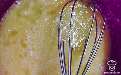 В миску разбить 4 яйца, добавить 1 стакан (250 мл) сахара и тщательно взбить.