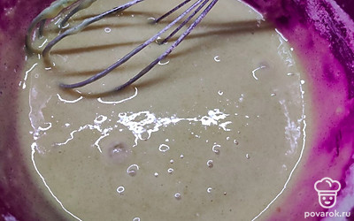 К получившейся смеси добавить 1 стакан (250 мл) муки и перемешать.