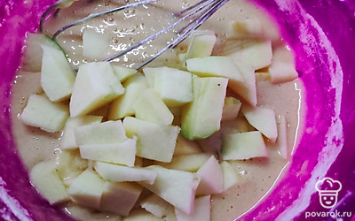 2 яблока нарезать произвольными дольками и добавить к смеси.