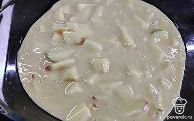 Выложить получившуюся массу в форму, смазанную растительным маслом, распределить равномерно и выпекать 35 минут при 200 градусах. Пирог готов. Приятного аппетита.