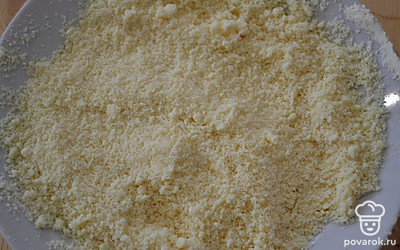 В это время готовим посыпку для пирога: 115 грамм муки, 60 грамм сливочного масла, 3 столовых ложки сахара. Перетираем руками в крошку.