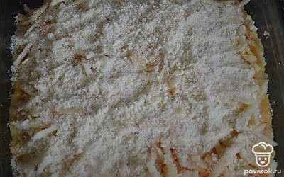 Достаем основу для пирога из холодильника и раскатываем по размеру формы для выпечки (у меня она 20 на 20 сантиметров), выкладываем на дно формы. Теперь на основании пирога распределяем третью часть натертых на крупной терке яблок. Затем посыпаем крошкой и так повторяем несколько раз. У меня получилось 3 слоя яблок. Сверху посыпаем крошкой. Ставим в духовку на 40-45 минут при температуре 175 градусов. На первые 20 минут я прикрываю пирог фольгой, чтобы верх не сгорел. Через 20 минут фольгу снимаю.