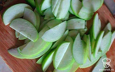 Нарежьте яблоки дольками.