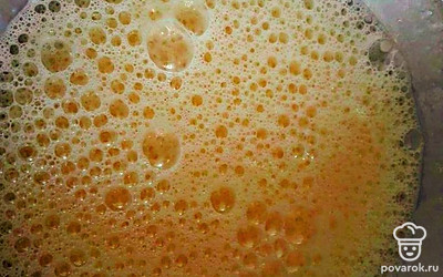 Разбейте 4 яйца, добавьте соль, сахар и хорошо взбейте до образования пены. Далее добавьте муку и разрыхлитель, желательно муку просеять вместе с разрыхлителем.