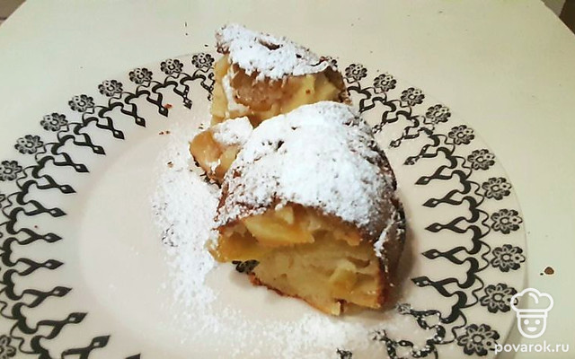 Шарлотка-лентяйка к мороженому — Рецепт с фото