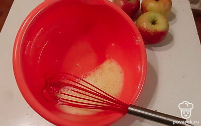 Венчиком взбить яйца до пены, добавить сахар, разрыхлитель и масло. Все хорошо перемешать, взбивая. Добавить муку небольшими порциями, вымешивая, чтобы не образовывались комки. Тесто должно быть жидким. 