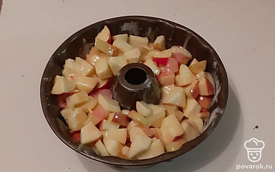 В готовое тесто нарезать дольками яблоки. Если яблоки мелкие, можно взять 6 штук, а крупных достаточно 4. У вас должно получиться «тесто в яблоках» , а не «яблоки в тесте». Форму смазать маслом и вылить туда готовую смесь.