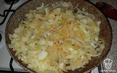 Очистить лук, разрезать на 4 части и нашинковать соломкой. На растительном масле обжарить лук до золотистого цвета, посолить. Добавить молоко и протушить лук.