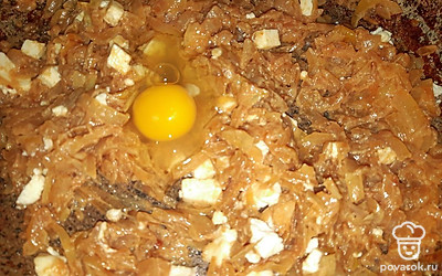 В остывший лук вмешать яйцо и нарезанный мелкими кубиками сыр.