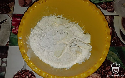 Для теста перетереть холодное масло с мукой, солью. Влить в массу холодную воду и вымешать до гладкой и упругой массы. Оставить отдохнуть в холодильнике на 30 минут.