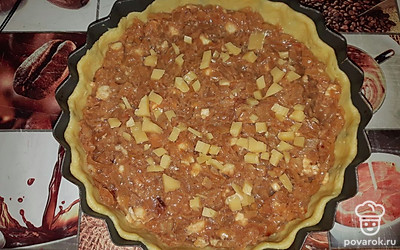 Раскатать тесто и уложить в форму, сверху выложить луковую начинку. Выпекать 30 минут при 170 градусах. 