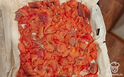 Противень застелить бумагой для выпечки. Разложить 8 листов теста. Выложить нарезанное филе рыбы.