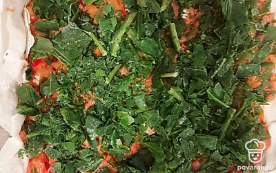 Сверху разложить шпинат.