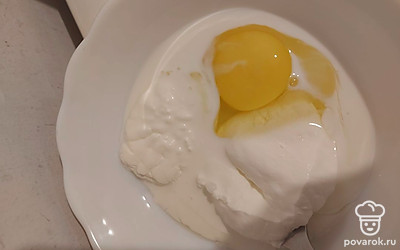 Смешать 1 яйцо, сметану, сливки и соль.