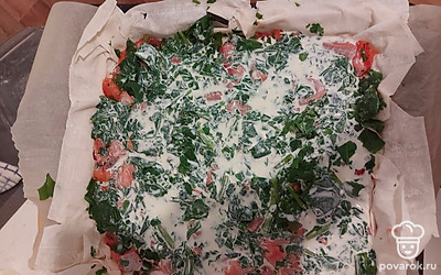 Вылить смесь на пирог.