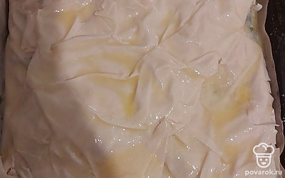 Красиво разложить оставшиеся 7-10 листов теста, чтоб закрыть начинку, смазать яйцом.