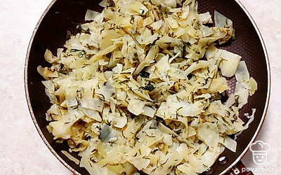 Для начинки капусту порубим и обжарим на сковороде 15-20 минут, чтобы не пригорела в начале, можно подлить немного воды. В конце добавим соль и укроп. Оставим остужаться.