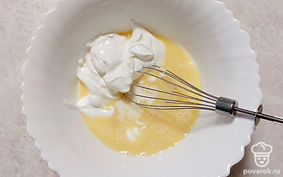 Для теста взобьем венчиком или вилкой яйца и сметану. Добавим муку, соль и хорошо перемешаем.