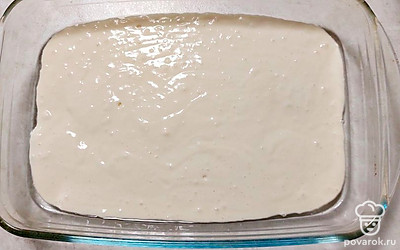 Форму для запекания смажем растительным маслом. Выложим половину теста на дно. 