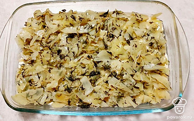 Затем распределим равномерно начинку и зальем сверху оставшимся тестом. Выпекаем пирог в духовке при 180 градусах 40 минут. 