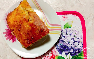 После того, как вы достали пирог из духовки, даем ему немного "отдохнуть", так он не распадется, когда вы будете его нарезать. Пирог хорош как в горячем, так и в холодном виде. 